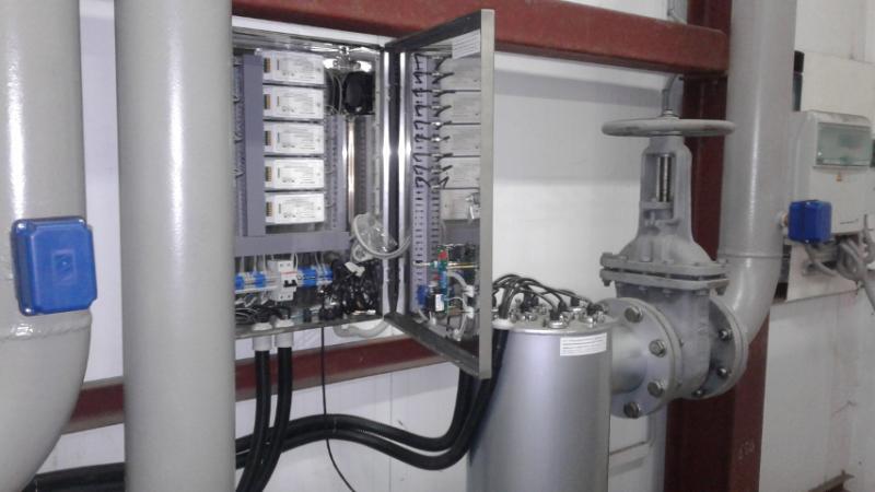Шкаф управления лампами УФ обеззараживания и реле протока - процесс монтажа
